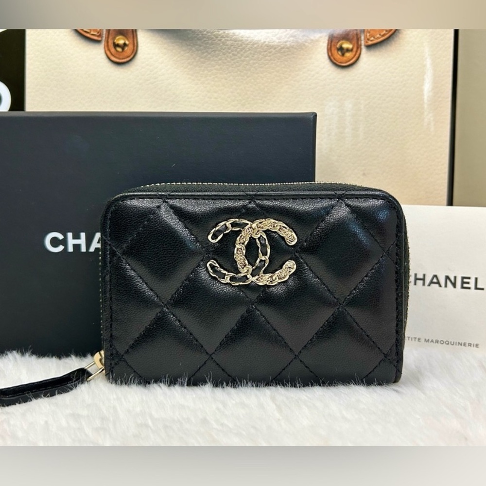 Chanel zippered interlocking CC lambskin zip around coin pouch card holder